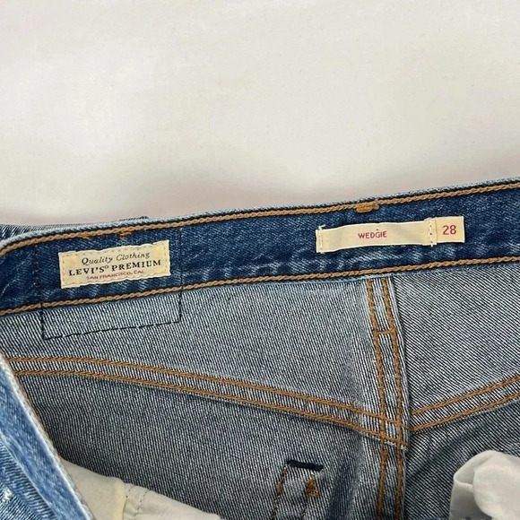 Levi’s Women’s 28 Wedgie Distressed Button Fly Jean - Picture 4 of 16